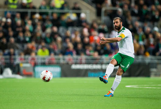 Hammarbys Kennedy Bakircioglu  med en frispark