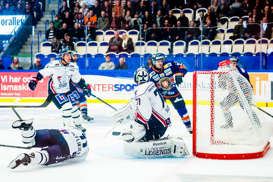 Växjös Nick Johnson gör 5-4 målet