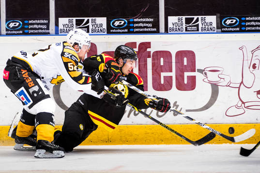 Skellefteås Arvid Lundberg och Brynäs Anton Rödin i en
