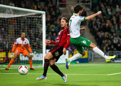 Östersunds Jonathan Azulay blockerar ett skott från