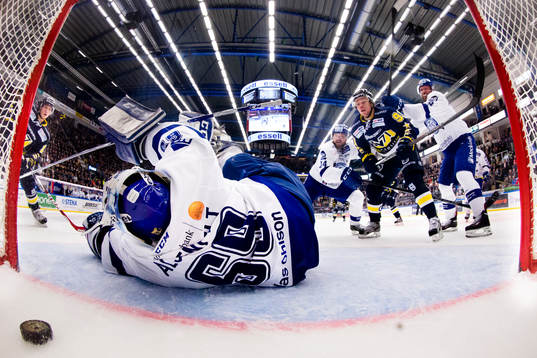 s Kevin Fiala (h) gör 1-0 bakom Leksands målvakt Oscar