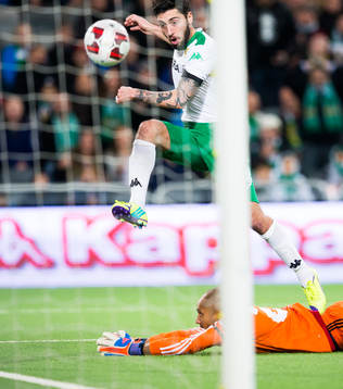 Hammarbys Nahir Besara gör 2-2 bakom Östersunds målvakt