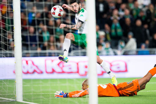 Hammarbys Nahir Besara gör 2-2 bakom Östersunds målvakt