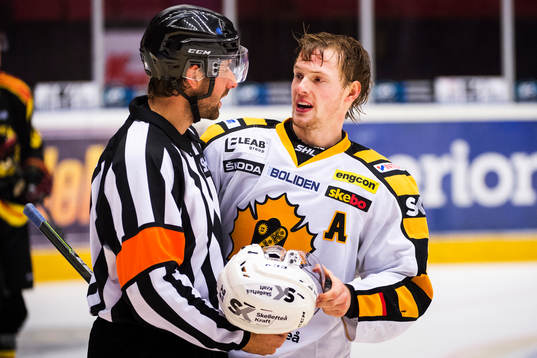 Domaren Mikael Sjöqvist i samtal med Skellefteås Martin