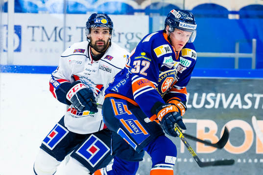 Växjös Nick Johnson jagas av Linköpings Daniel Rahimi