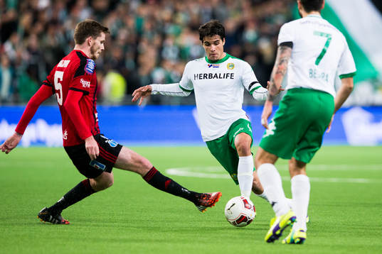 Östersunds James Baldwin försöker stoppa Hammarbys Lars