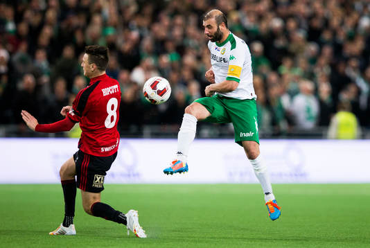 Östersunds Jamie Hopcutt står i vägen för skottet från