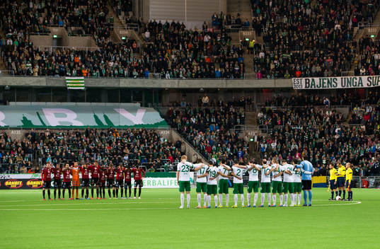 Östersunds och Hammarbys spelare håller om varann