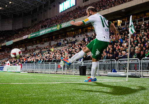 Hammarbys Kennedy Bakircioglu med en hörna