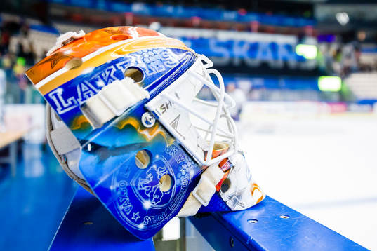 Växjös målvakt Stefan Steen mask ligger på sargen