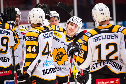 Skellefteås Sebastian Aho jublar med lagkamraterna
