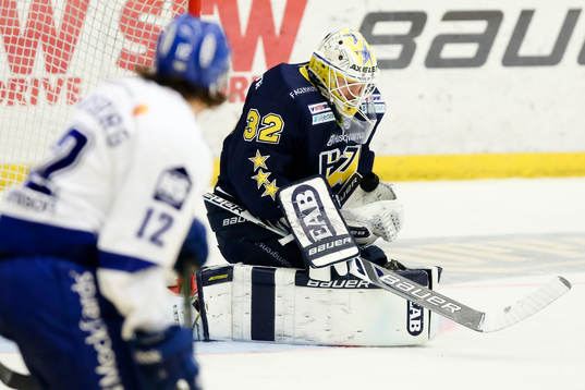 s målvakt Gustaf Wesslau räddar