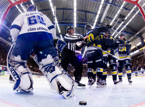 Leksands målvakt Oscar Alsenfelt deppar och HV71 jublar