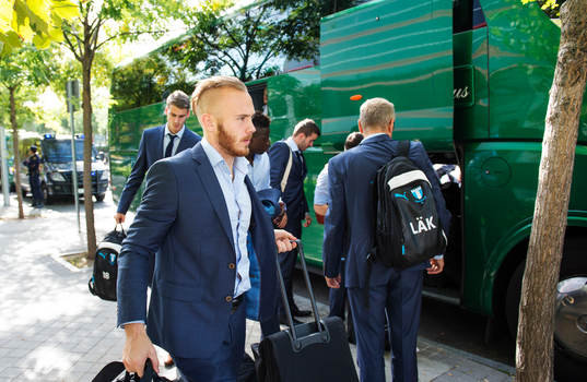 s Magnus Eriksson anländer med lagkamrater till lagets