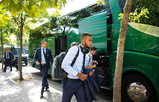 s Isaac Kiese Thelin anländer med lagkamrater till lagets