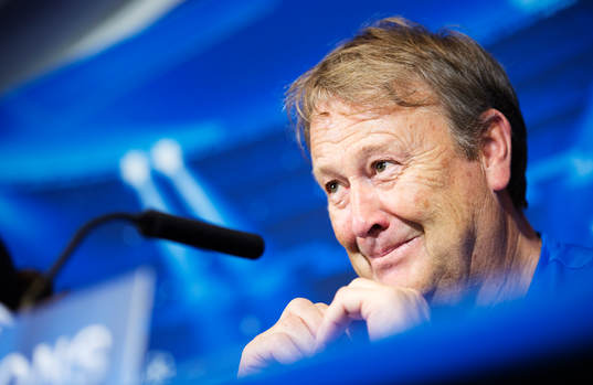 s tränare Åge Hareide ler