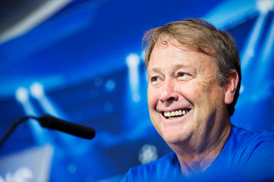 s tränare Åge Hareide ler