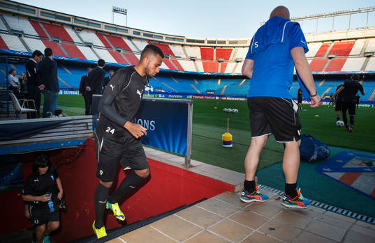 s Isaac Kiese Thelin på väg in till en träning på