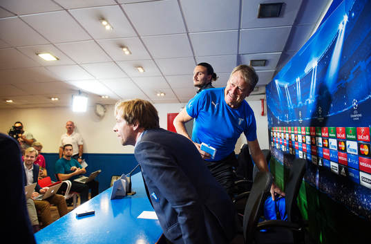 s Erik Johansson och tränare Åge Hareide lämnar en