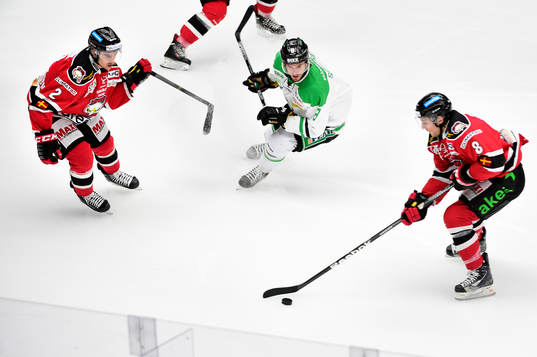 Rögles Sebastian Stålberg jagar Malmö Redhawks Tony