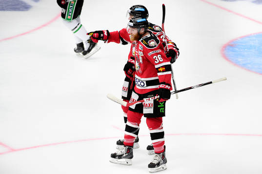 Malmö Redhawks David Liffiton gratuleras