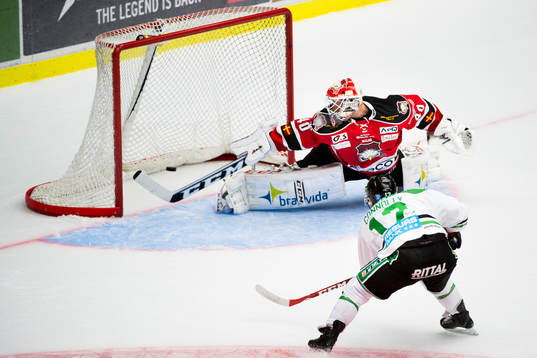 Rögles Jack Connolly skjuter in 1-1 bakom Malmö Redhawks