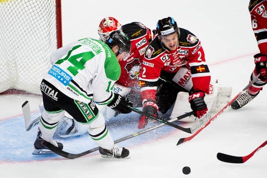 Malmö Redhawks Nils Andersson försöker rensa undan