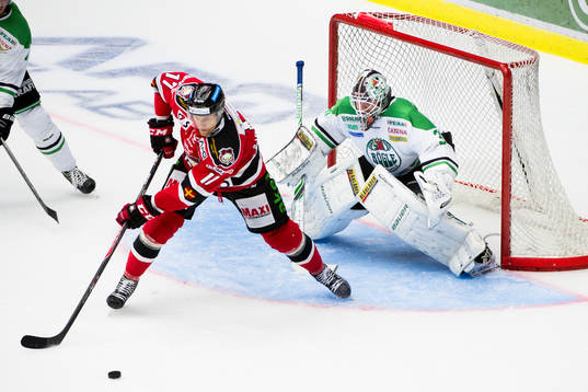 Malmö Redhawks Mathias Tjärnqvist med pucken framför