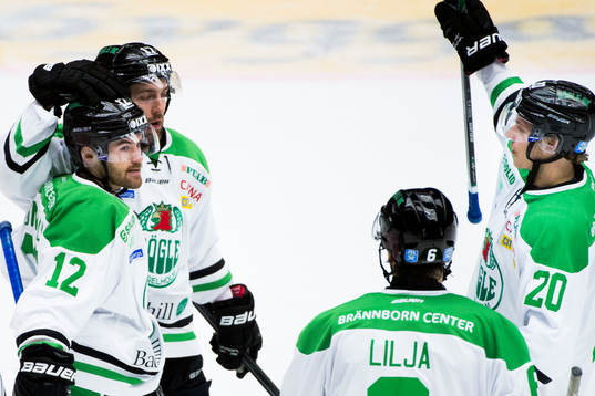 Rögles Jack Connolly gratuleras