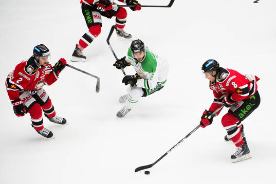 Rögles Sebastian Stålberg mellan Malmö Redhawks Nils