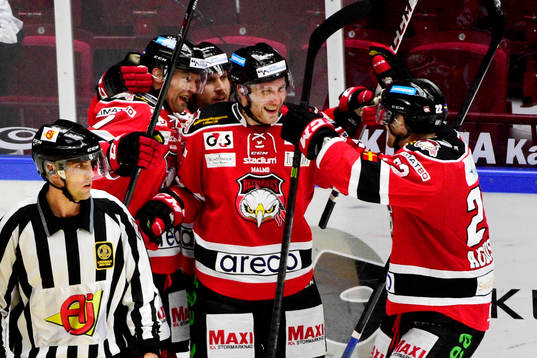 Malmö Redhawks Fredrik Storm jublar med lagkamraterna