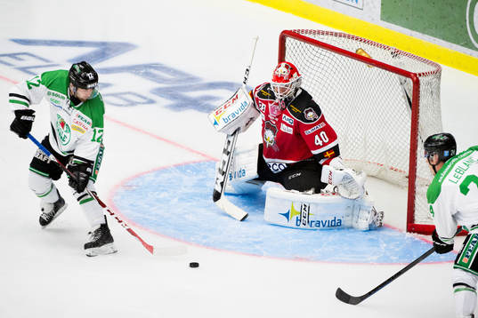Rögles Jack Connolly och Peter LeBlanc oroar framför