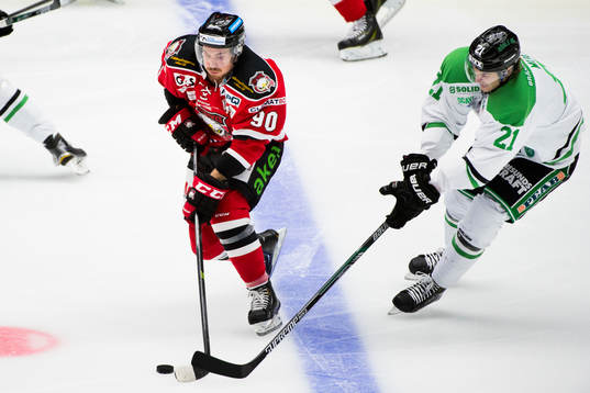 Malmö Redhawks Mattias Persson jagas av Rögles Emil Molin