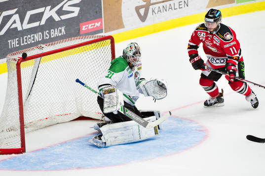 Malmö Redhawks Joey Tenute oroar framför Rögles målvakt