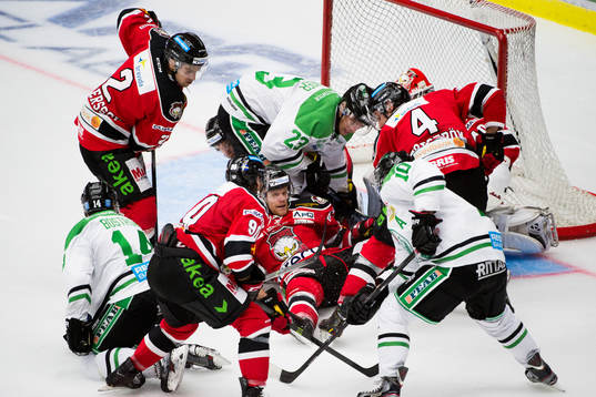 Malmö Redhawks Mathias Tjärnqvist ligger på rygg när