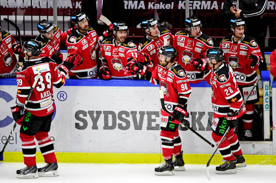 Malmö Redhawks Mattias Persson (mitten) jublar med bänken