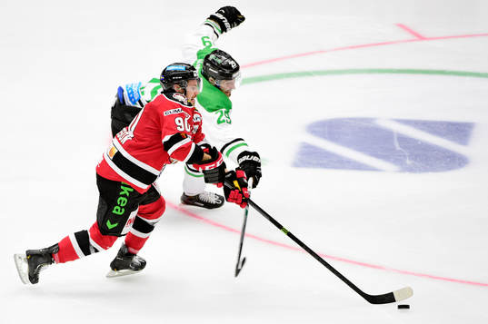Rögles Ludvig Rensfeldt tappar pucken till Malmö Redhawks