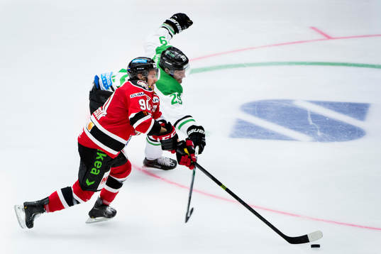 Malmö Redhawks Mattias Persson snor pucken från Rögles