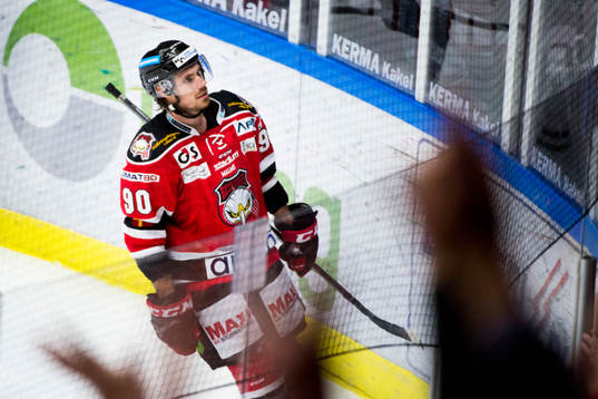 Malmö Redhawks Mattias Persson firar stillsamt
