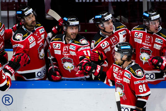 Malmö Redhawks Mattias Persson jublar med bänken