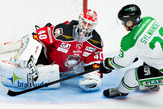 Rögles Daniel Sylwander oroar framför Malmö Redhawks