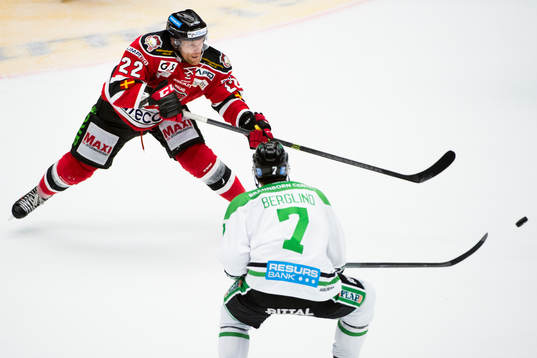 Malmö Redhawks Jeremias Augustin framför Rögles Victor