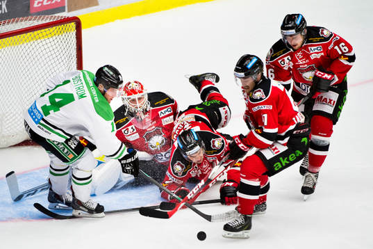 Rögles Justin Bostrom oroar framför Malmö Redhawks