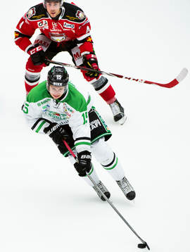 Rögles Jakob Lilja jagas av Malmö Redhawks Nils Bergström