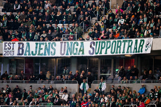 En banderoll med texten "Bajens Unga Supportrar"