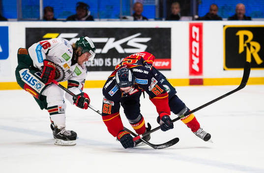 Frölundas Anton Axelsson jagar Djurgårdens Markus Ljungh