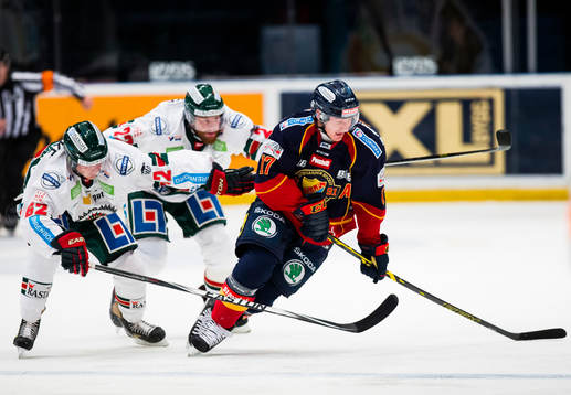 Frölundas Artturi Lehkonen i kamp om pucken med