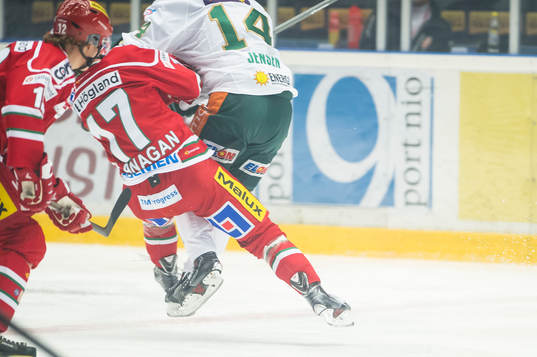 Färjestad Jesper Jensen tacklar Modos Kyle Flanagan fult