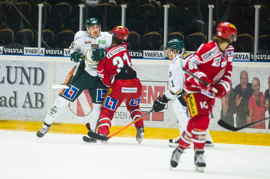 Färjestads Anton Hedman tacklar Modos Gustav Possler