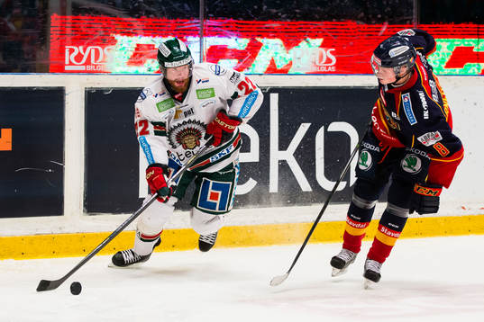 Frölundas Robin Figren uppvaktas av Djurgårdens Linus
